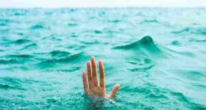 Husband and wife jump into Godavari river