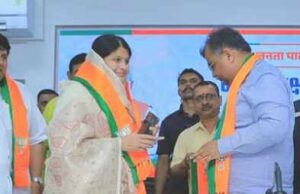 मंत्री विखे पाटलांकडून ‘ऑपरेशन लोटस’; झेडपी अध्यक्षपदाचा चेहरा हेरला BJP Mumbai joining event Sunita Bhangare