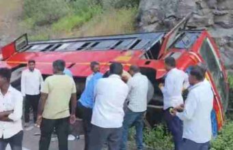 Bus overturns at Chandanapuri Ghat, 10 passengers injured in accident