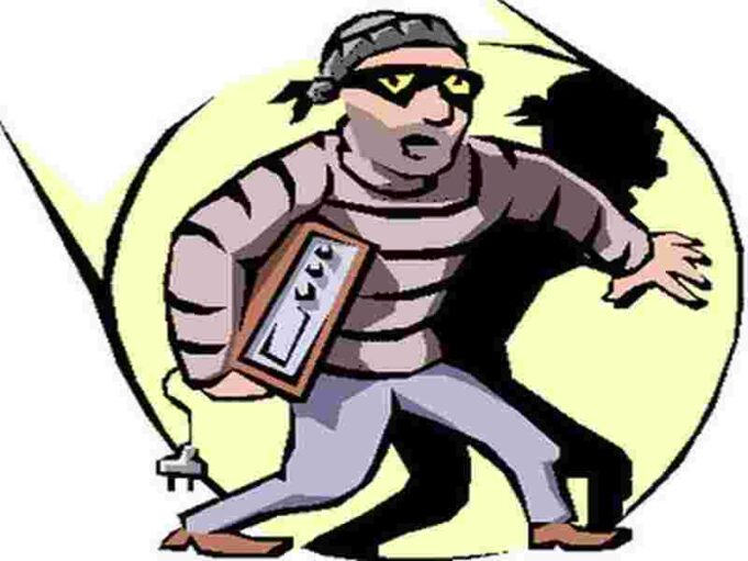 Bold theft in broad daylight in Sangamner taluka, property looted