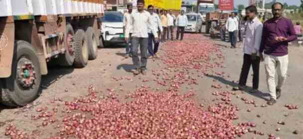 Farmer pours onion on road, signs of dynamic government