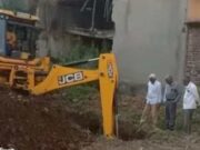 अकोलेत गुप्तधनासाठी पडक्या घरात खोदकाम, सहा जणांना पकडले Six people arrested for digging up abandoned house for hidden treasure